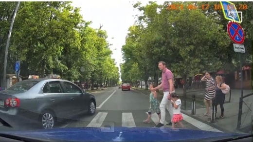 VIDEO. Manevră periculoasă, lângă Parcul Central! Un șofer NESIMȚIT le-a tăiat calea pietonilor